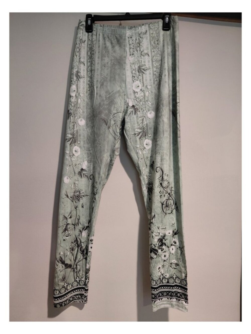 Shall We Women’s Large Floral Print Leggings Green Black Stretch NWT